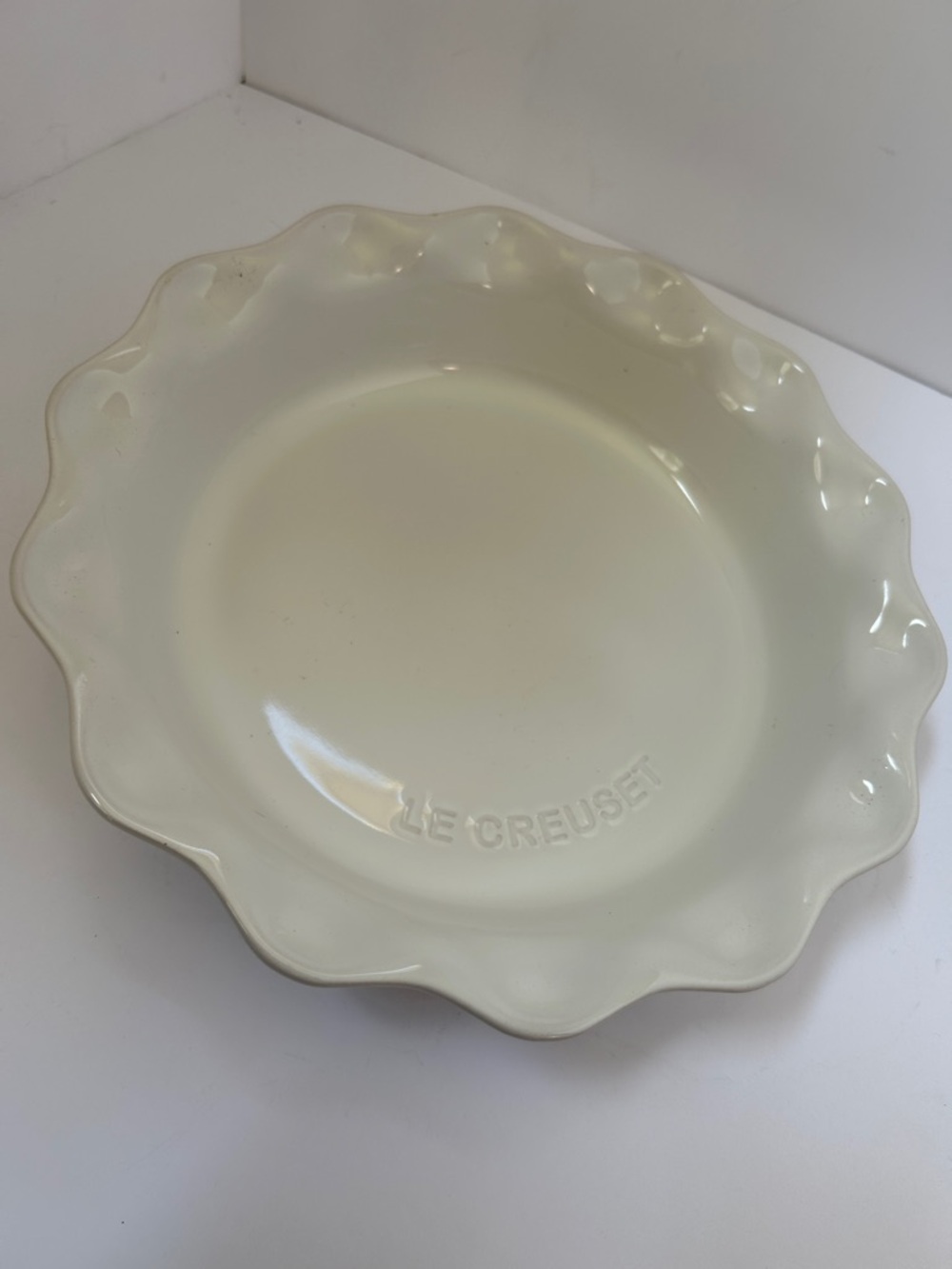 Le Creuset Cream Ruffled Ceramic Pie Plate